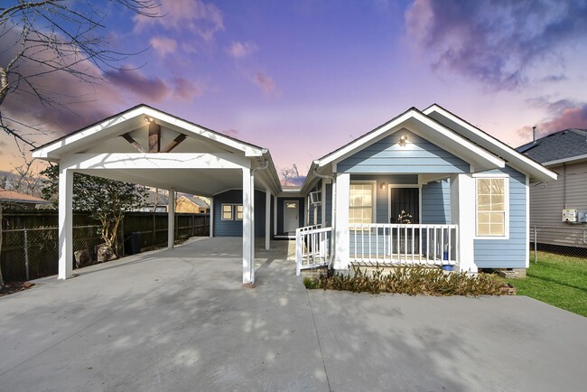 215 St Charles Dr in Crosby, TX - Building Photo - Building Photo