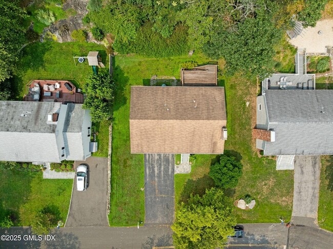 37 Windsor Ln in Greenwich, CT - Building Photo - Building Photo