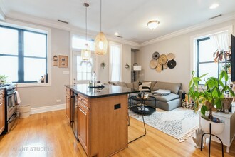 1709 N Crilly Ct in Chicago, IL - Building Photo - Building Photo