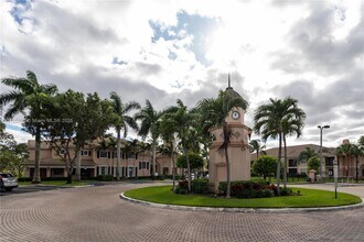 1002 Belmont Ln in North Lauderdale, FL - Foto de edificio - Building Photo