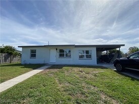 21043 Gladis Ave in Port Charlotte, FL - Building Photo