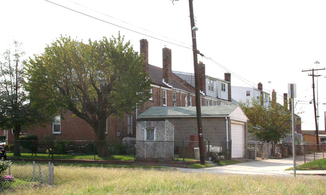 100-126 Chestnut St in Dundalk, MD - Foto de edificio - Building Photo