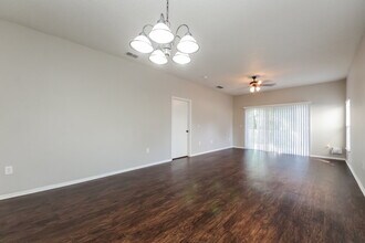 1810 Meadow Pond Way in Orlando, FL - Foto de edificio - Building Photo