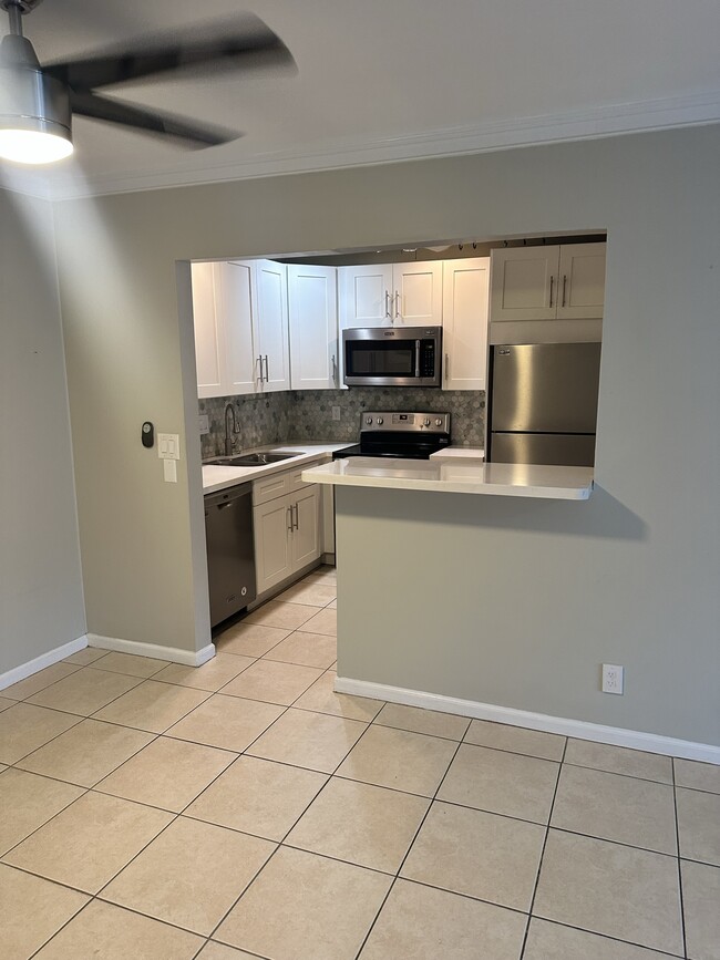 160 Cypress Club Dr, Unit 605 in Pompano Beach, FL - Foto de edificio - Building Photo