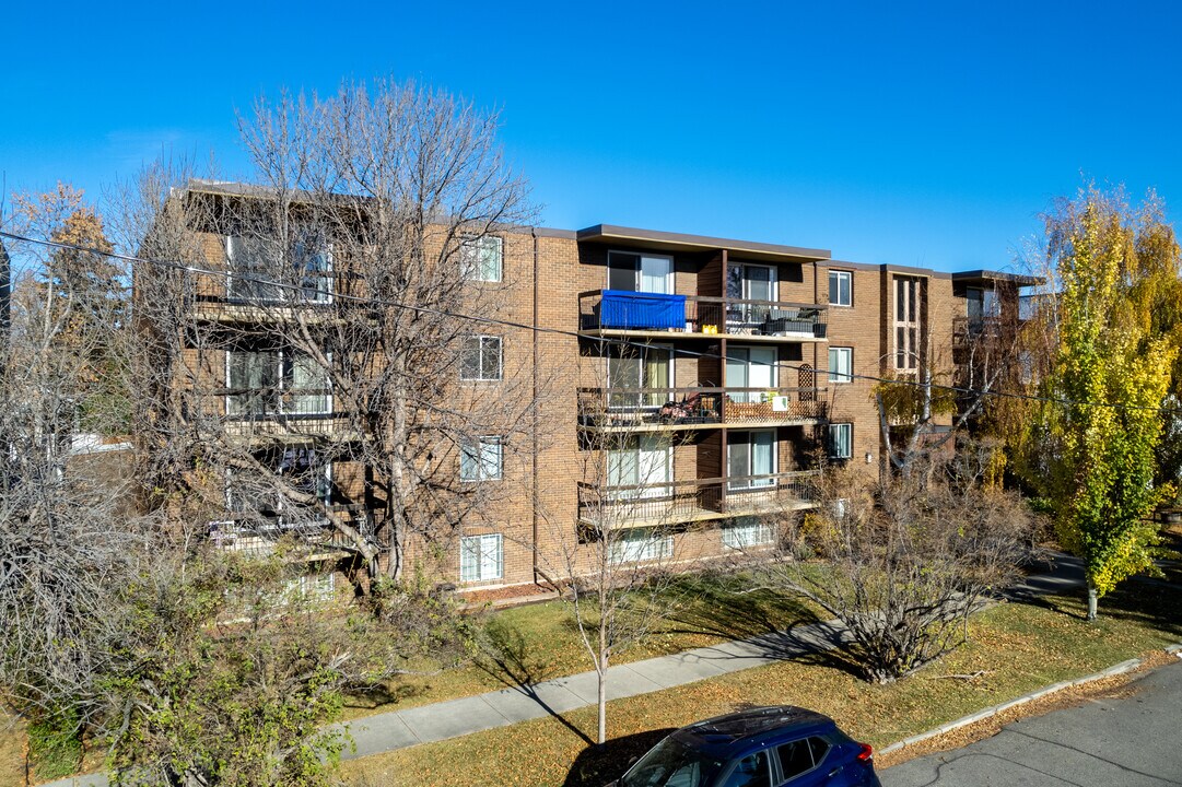 Crescent Heights Apartments in Calgary, AB - Building Photo