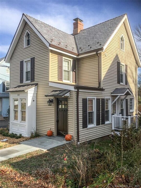682 Post Rd in Darien, CT - Building Photo