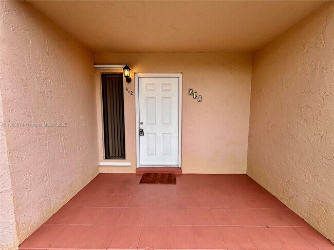 11820 SW 80th St in Miami, FL - Building Photo - Building Photo