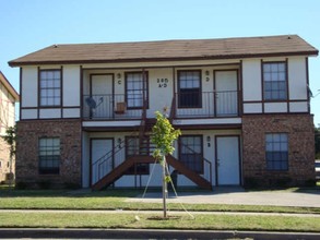 205 Roberts Cir in Arlington, TX - Building Photo - Building Photo