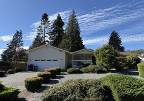 4300 Bryce Dr in Anacortes, WA - Building Photo