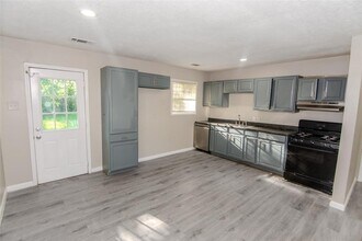 1105 Mobile Dr in Pasadena, TX - Foto de edificio - Building Photo