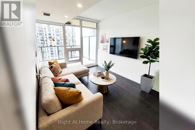 1 Concord Cityplace Wy in Toronto, ON - Building Photo - Building Photo