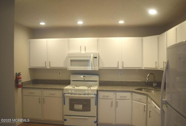 225 Tulip Ln in Freehold, NJ - Building Photo - Building Photo