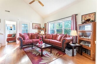 100 Larkspur Hollow in Yorktown, VA - Building Photo - Building Photo