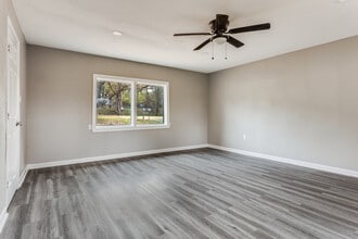 1612 Woodview Dr in Alvarado, TX - Foto de edificio - Building Photo