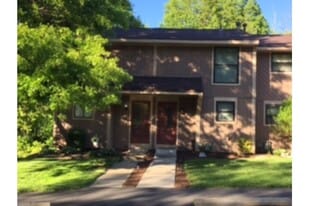 3160 Laurel Ridge Cir in Bridgeville, PA - Building Photo