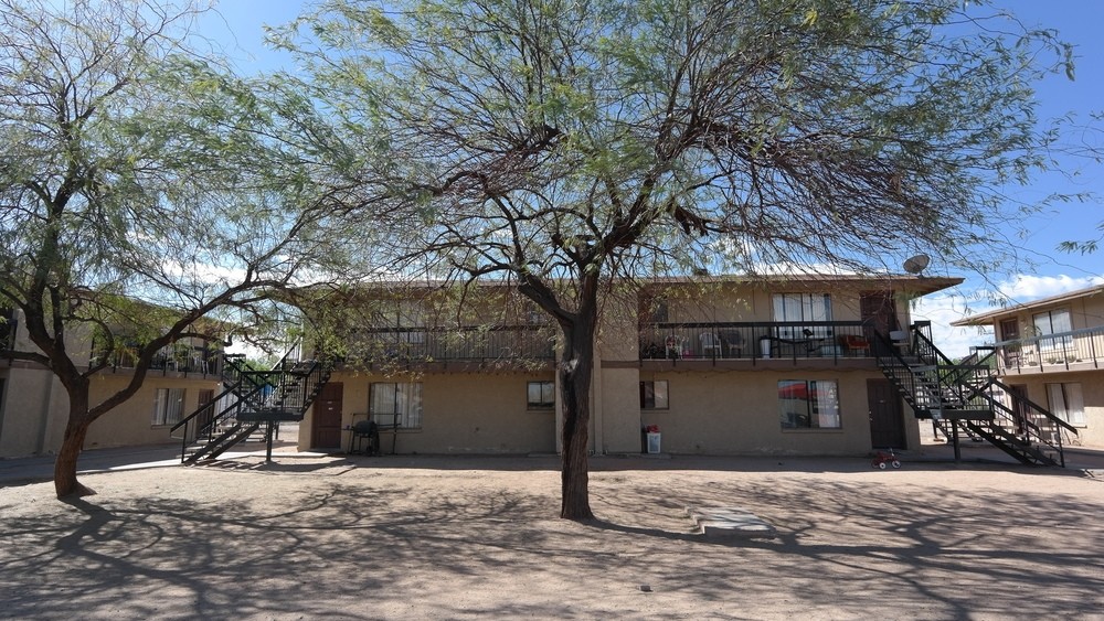 Roeser Apartments in Phoenix, AZ - Building Photo