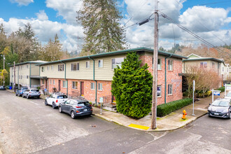 Marquam Court Apartments in Portland, OR - Building Photo - Building Photo