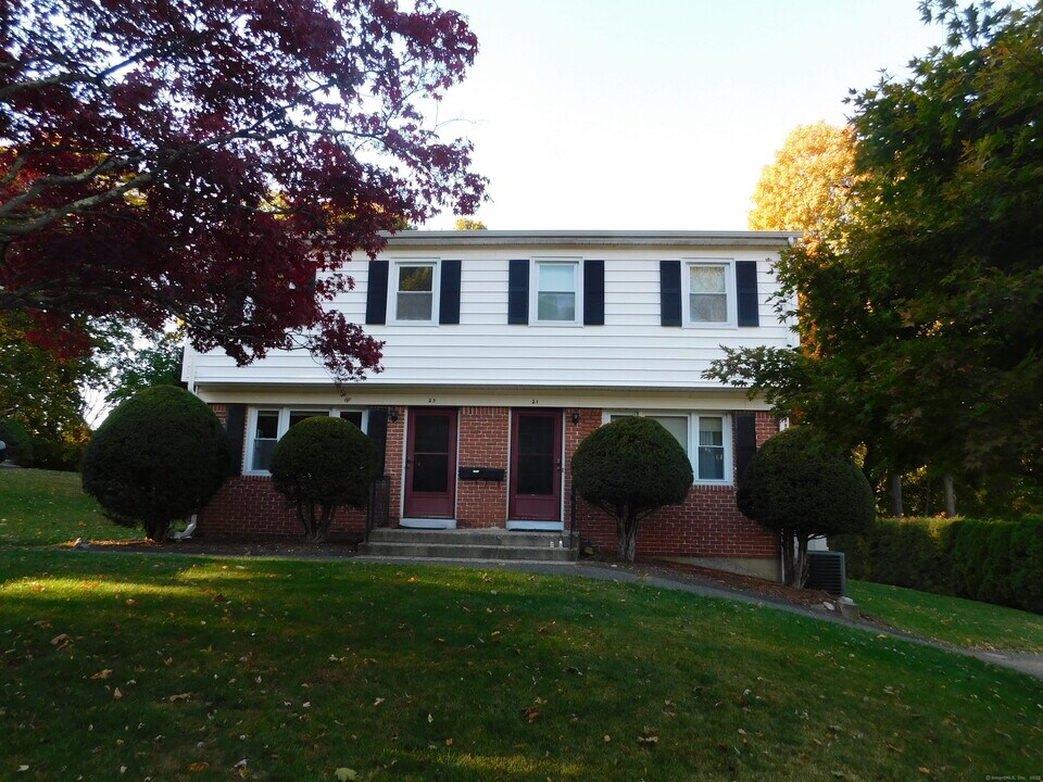 21 Drummers Ln in Bethel, CT - Building Photo