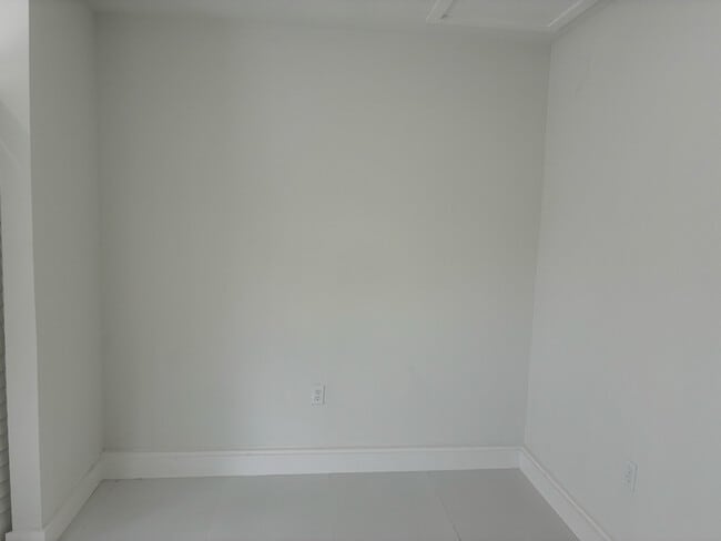 19531 NW 58th Ave in Hialeah, FL - Building Photo - Building Photo