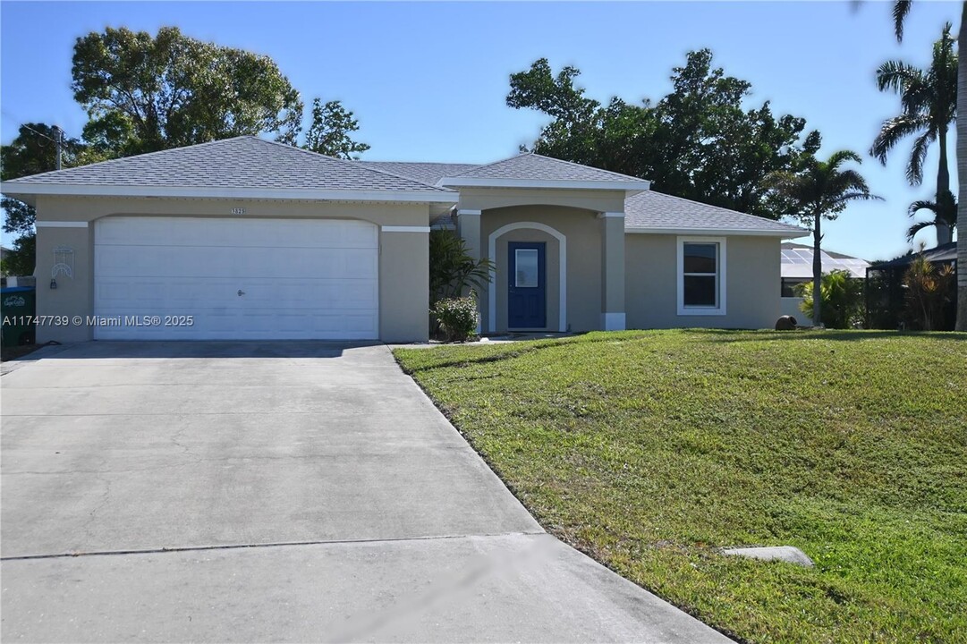 3825 SW 14th Pl in Cape Coral, FL - Building Photo