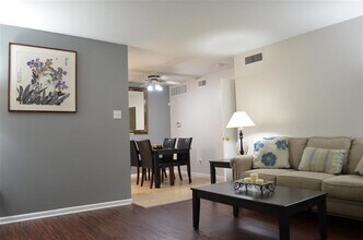2250 Bering Dr in Houston, TX - Building Photo - Building Photo