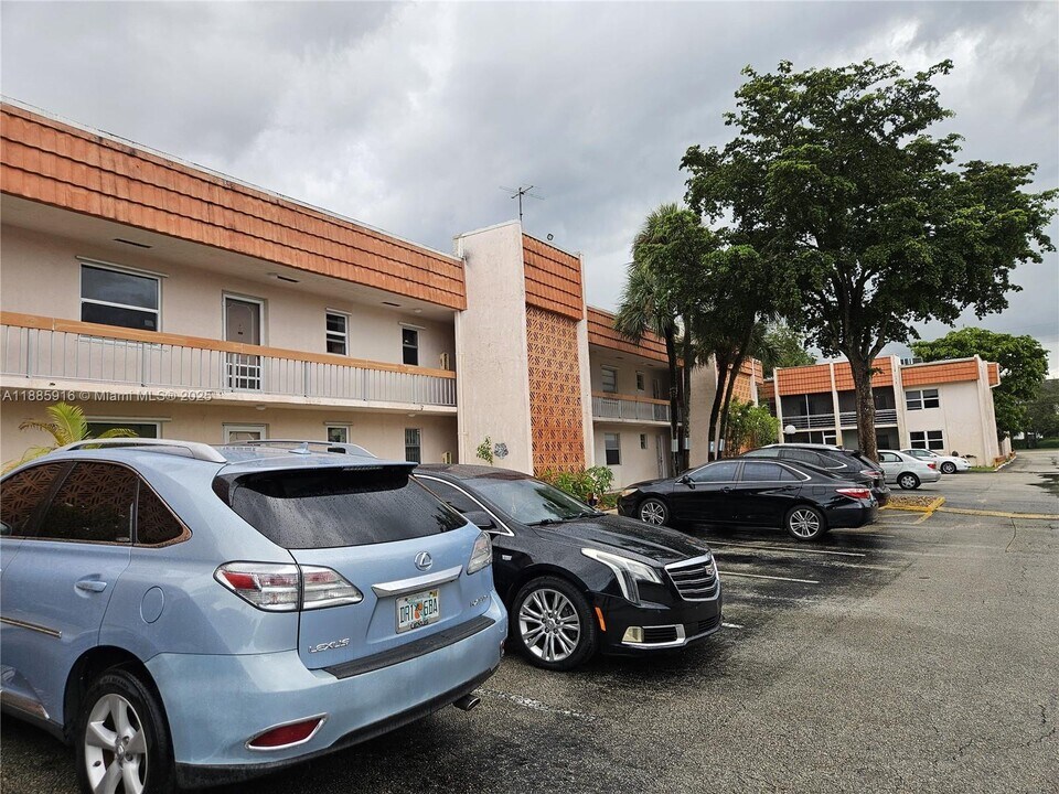 7610 Stirling Rd in Hollywood, FL - Building Photo