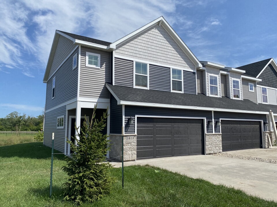 Grand Valley Townhomes in West Des Moines, IA - Foto de edificio