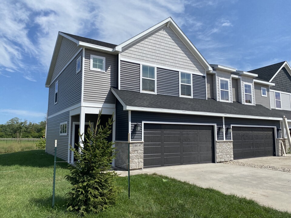 Grand Valley Townhomes in West Des Moines, IA - Building Photo