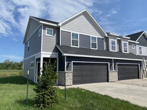 Grand Valley Townhomes in West Des Moines, IA - Building Photo - Building Photo