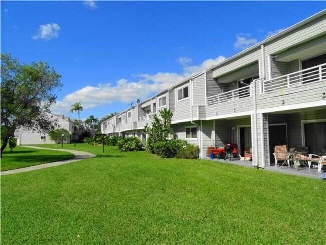 3441 NW 44th St, Unit 107 in Lauderdale Lakes, FL - Building Photo - Building Photo