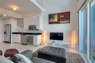 60 SW 13th St, Unit 4211 in Miami, FL - Foto de edificio - Building Photo