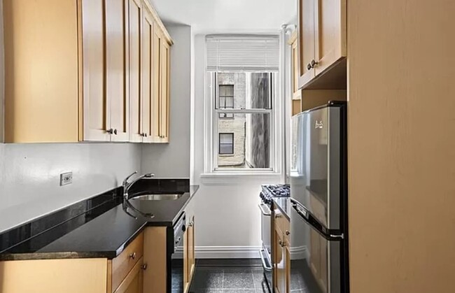 16 E 10th St in New York, NY - Building Photo - Building Photo