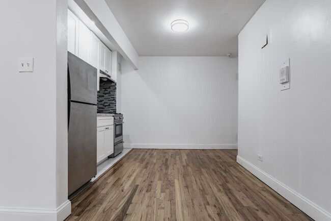 142-27 Barclay Ave in Flushing, NY - Foto de edificio - Interior Photo