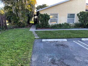 214 Sparrow Dr in Royal Palm Beach, FL - Building Photo - Building Photo