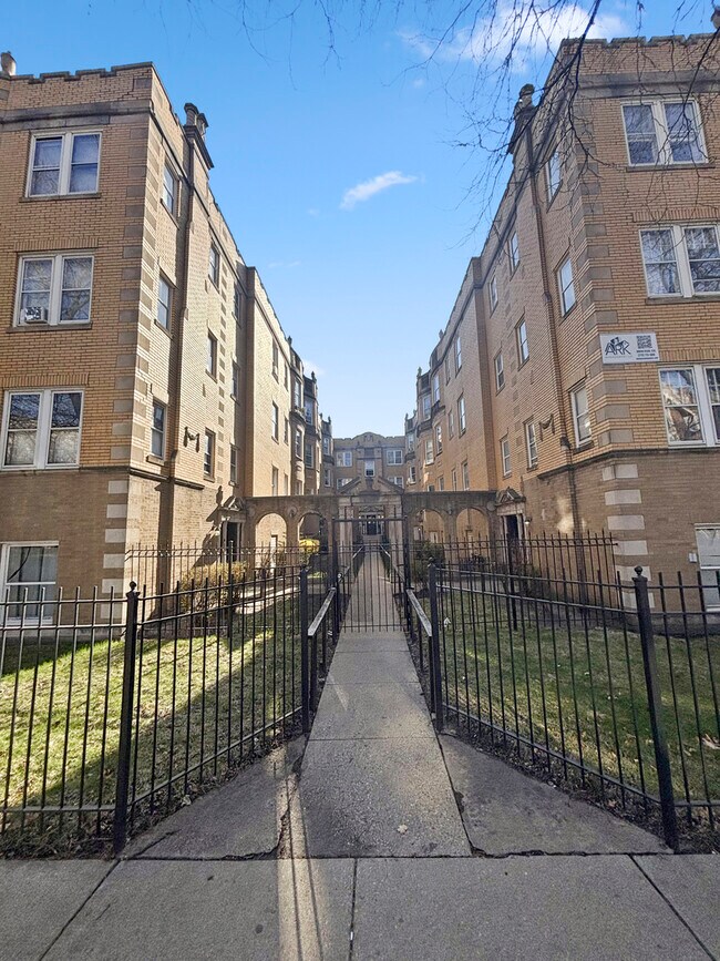 7405 N Damen Ave in Chicago, IL - Building Photo - Building Photo