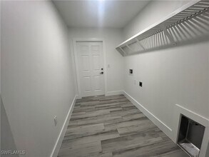 609 NW 37th Ave in Cape Coral, FL - Foto de edificio - Building Photo