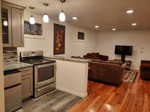 1360 E 450 S in Fruit Heights, UT - Foto de edificio - Building Photo