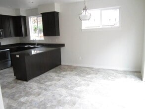 215 C St-Unit -217 in Phoenix, OR - Building Photo - Building Photo