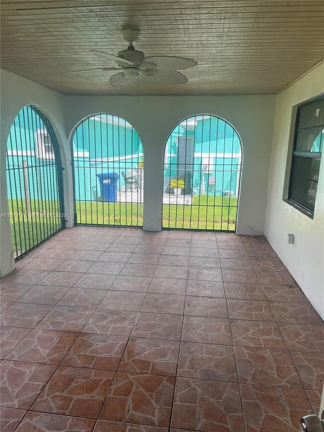 3241 NW 154th Terrace in Opa Locka, FL - Foto de edificio - Building Photo