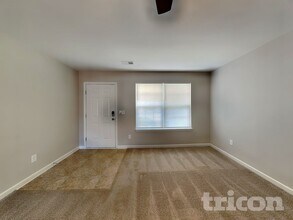 4976 Mt Hope Dr in Winston-Salem, NC - Foto de edificio - Building Photo