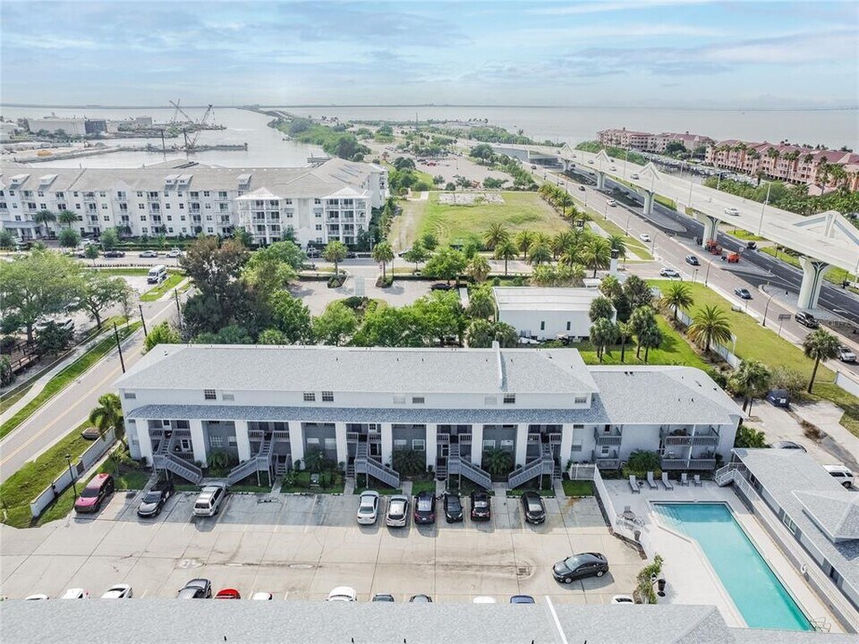 4907 W McElroy Ave in Tampa, FL - Building Photo