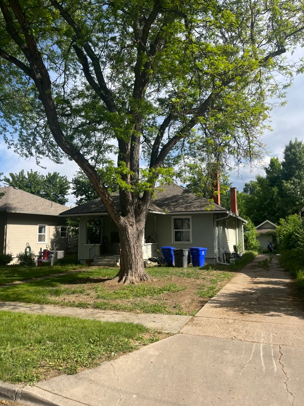 property at 614 E 8th St