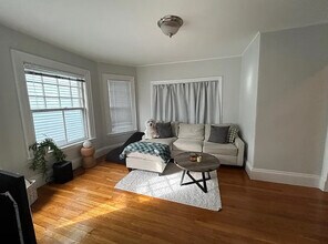 68 Willow Ave, Unit 2 in Somerville, MA - Building Photo - Building Photo