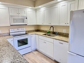 1166 6th Ave, Unit 10B in Vero Beach, FL - Building Photo - Building Photo