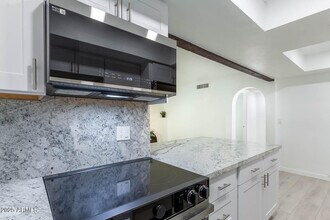 7557 N Dreamy Draw Dr in Phoenix, AZ - Building Photo - Building Photo