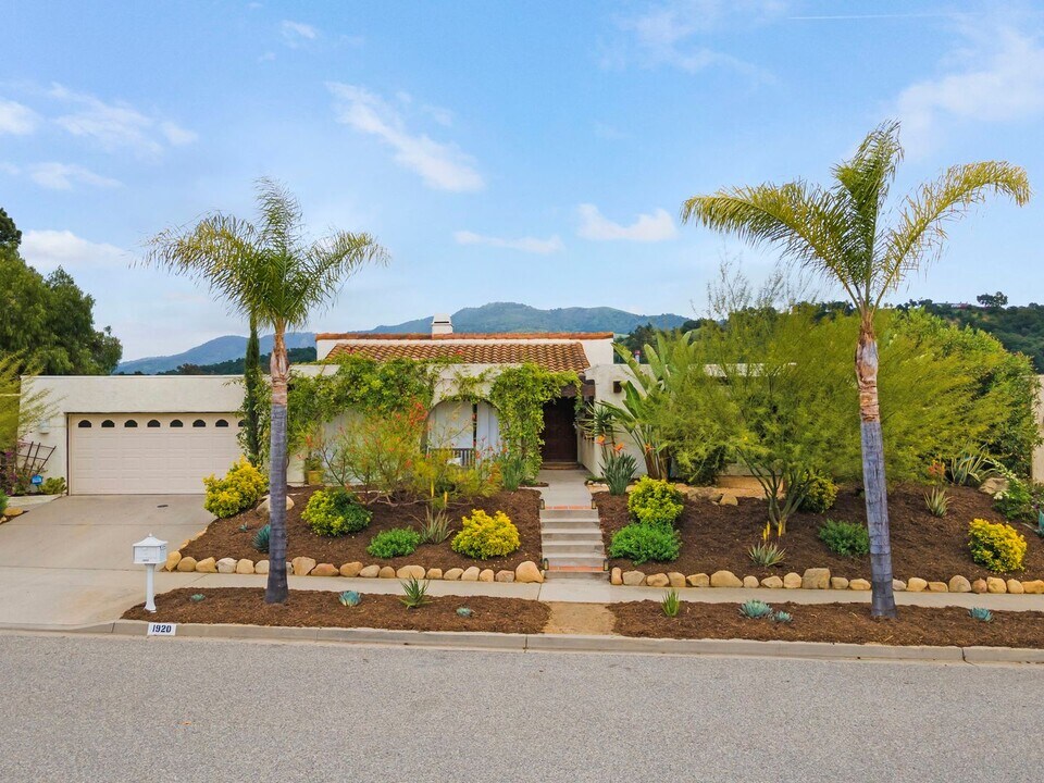 1920 Tiara Dr in Ojai, CA - Building Photo
