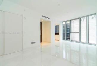 300 Biscayne Boulevard Way, Unit 805 in Miami, FL - Building Photo - Building Photo