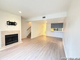 8642 Fredericksburg Rd in San Antonio, TX - Building Photo