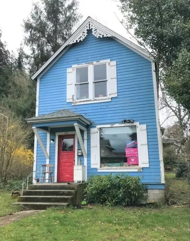 property at 614 E Myrtle St