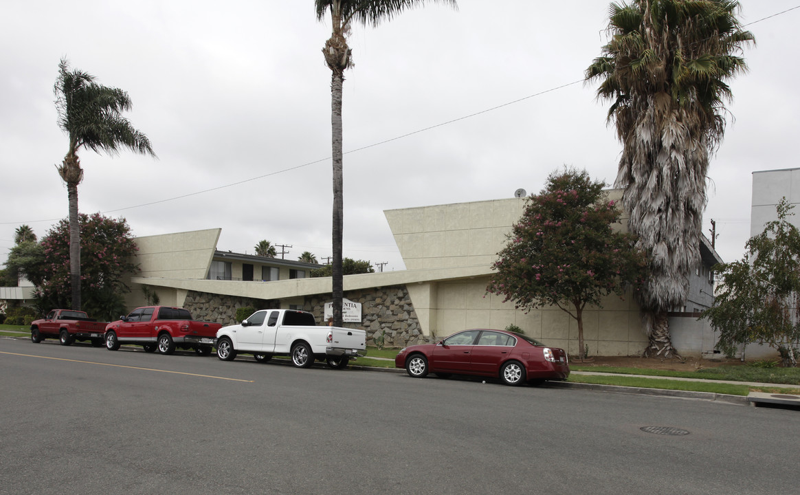 701-723 W Center St in Placentia, CA - Building Photo